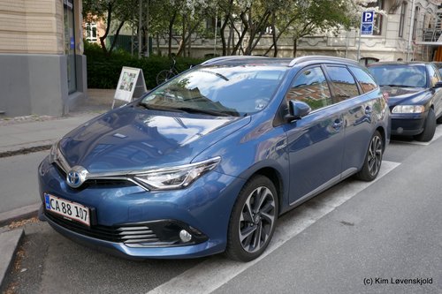 2015' Toyota Auris Touring Sports Hybrid