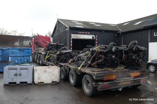 Trailer loaded with PACCAR (DAF) bus engines for export
