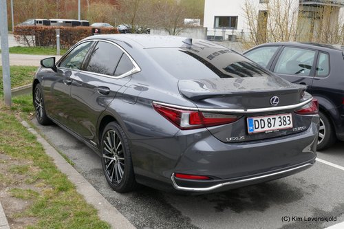 2021' Lexus ES300h Hybrid